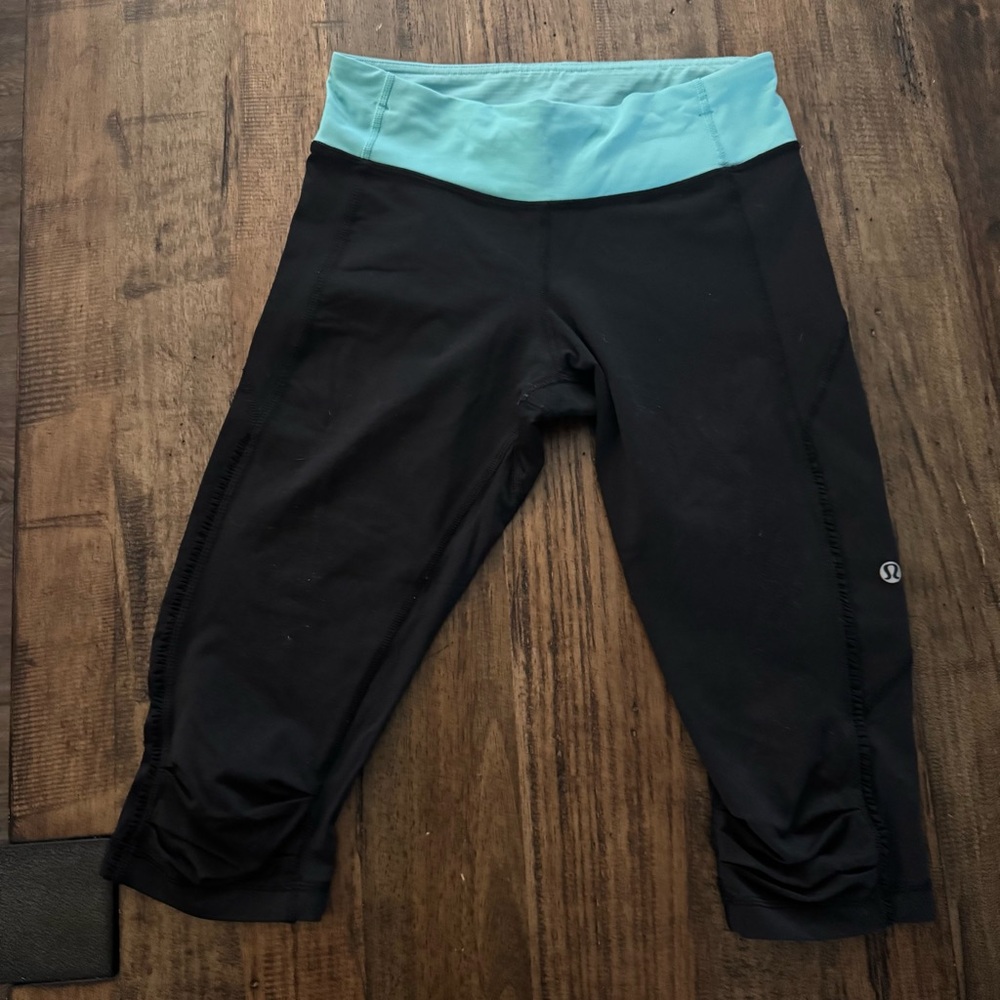 Lululemon Black and Blue Cropped Leggings - Picture 7 of 16